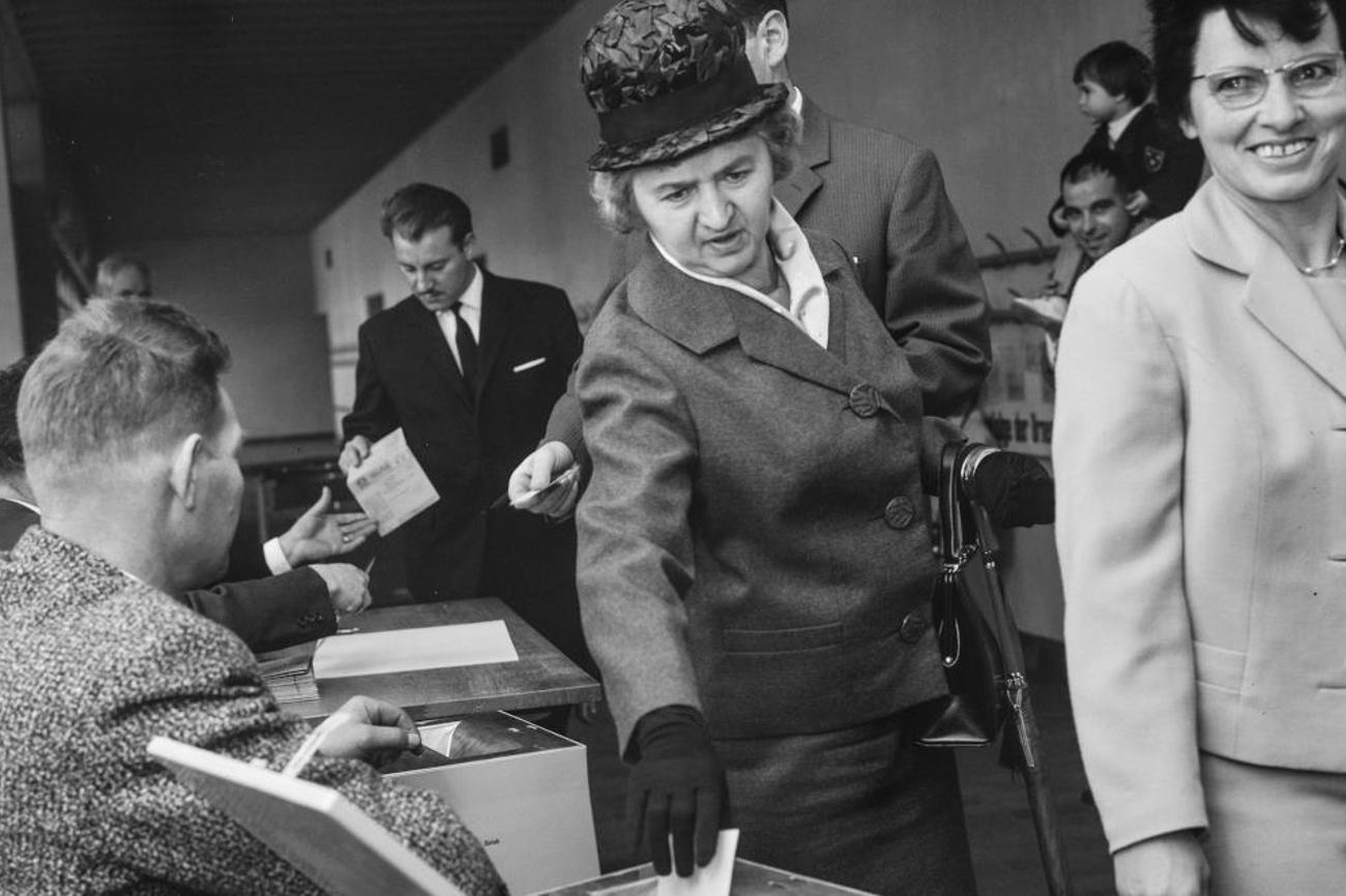 Über Jahrhunderte undenkbar: Frauen stimmen ab. Erster Frauenstimmtag in kirchlichen Angelegenheiten 1964 im Kanton Zürich. | ETH-Bibliothek