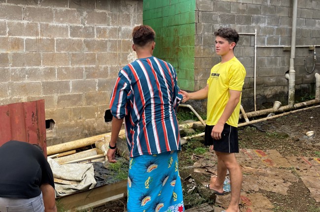 Manuel Ditthardt (rechts) bei der Arbeit auf der YWAM-Basis in Samoa.